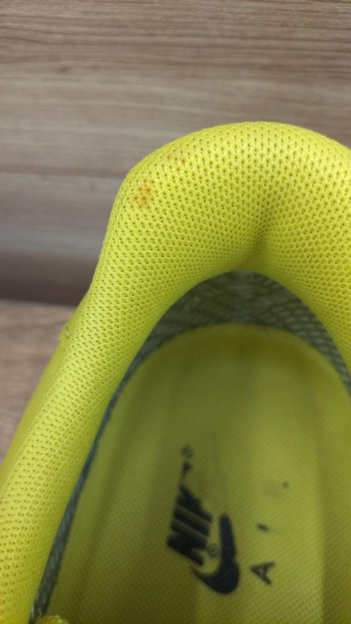 右足かかと部分汚れあり