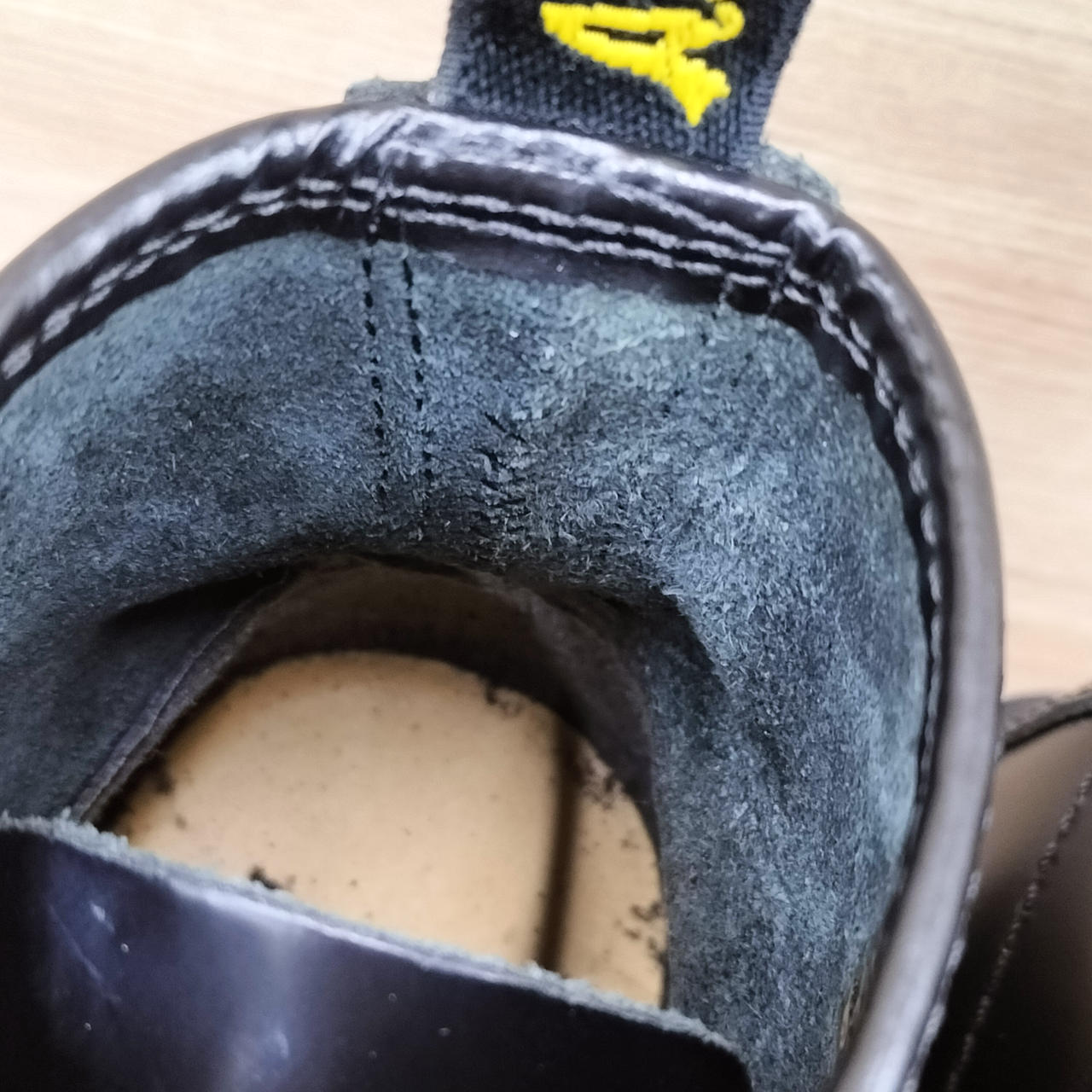 右足、少し擦れあり