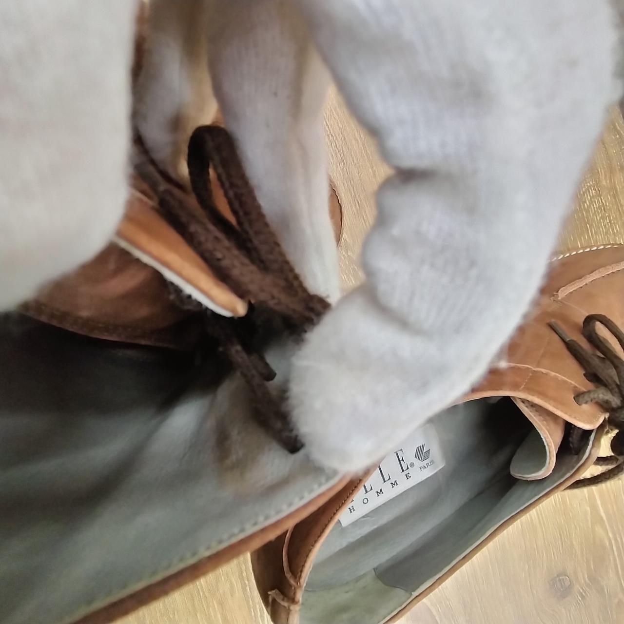 紐の内側部分両足、茶色の変色あり