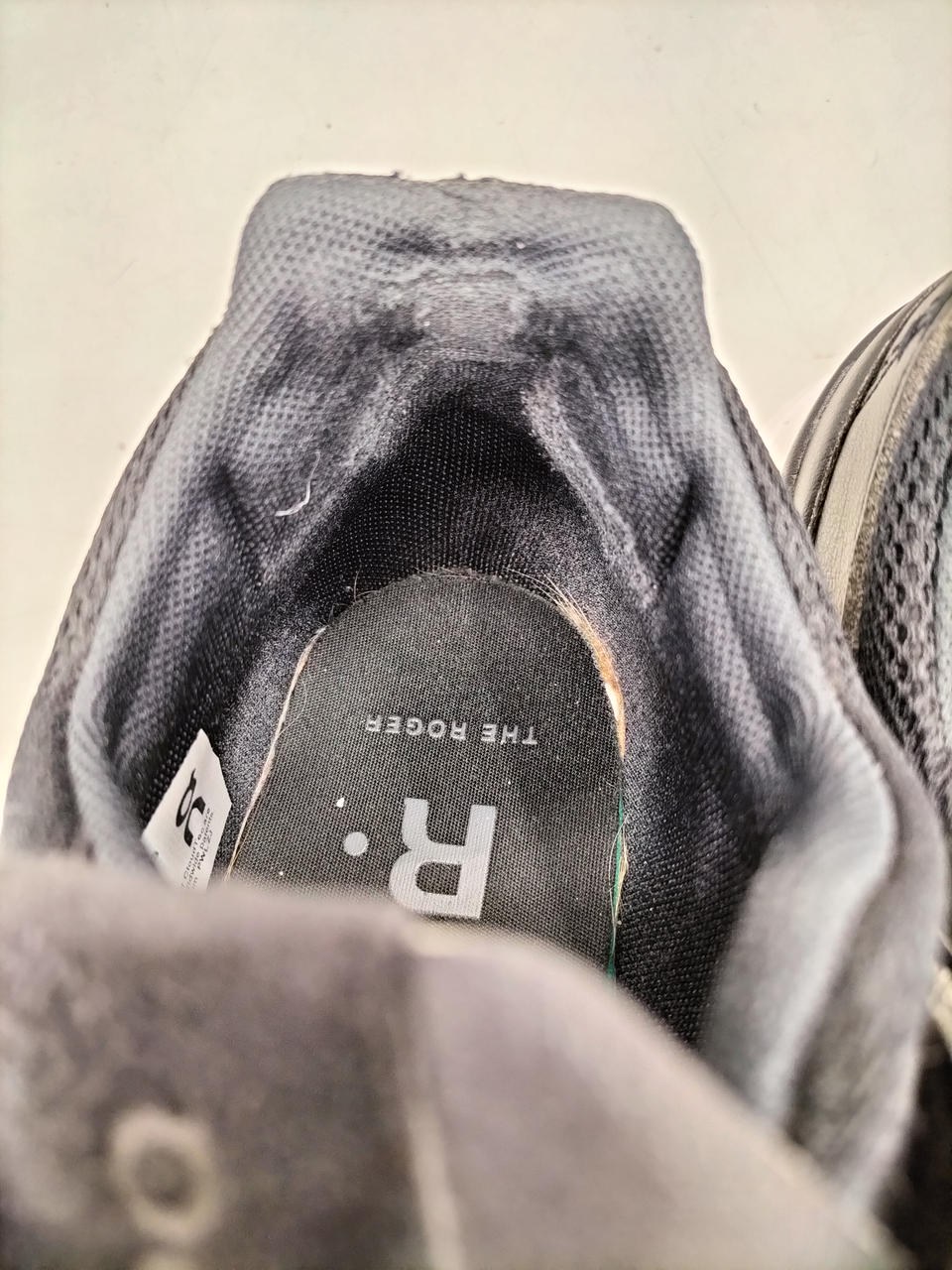 両足かかとスレあります。