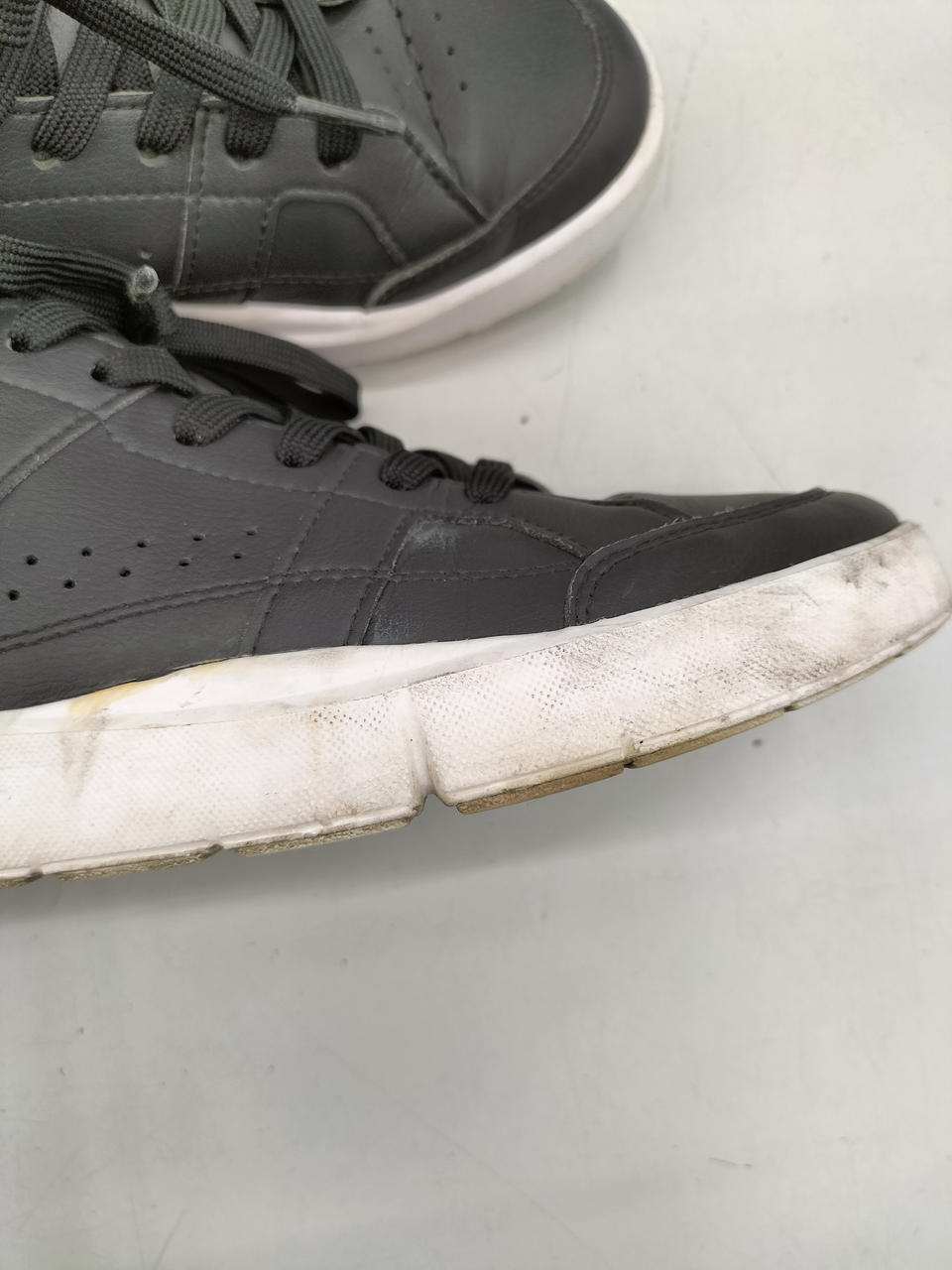 つま先ヨゴレあります。