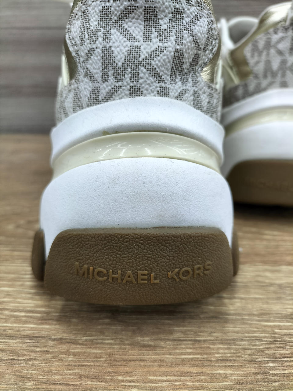 左足Kの部分欠けあり