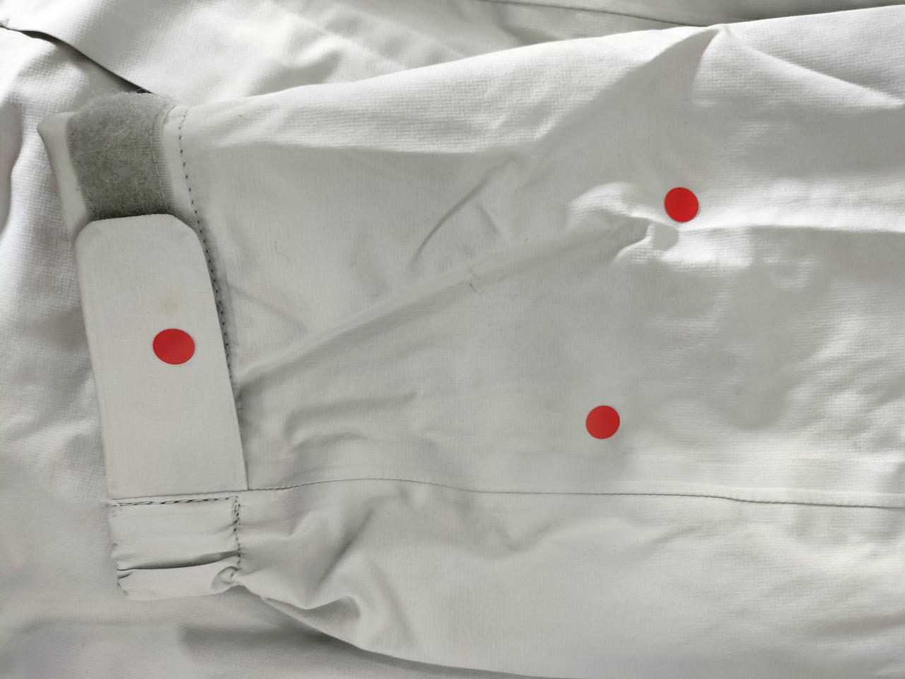 赤シール 右腕シミの部分です