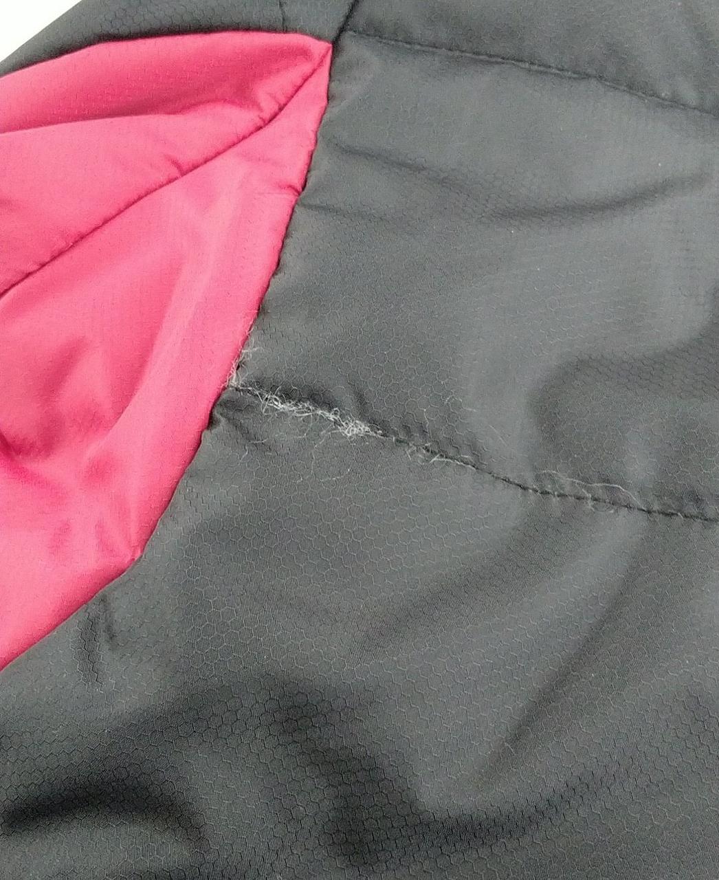 左肩付近のスティッチから中綿が出ています