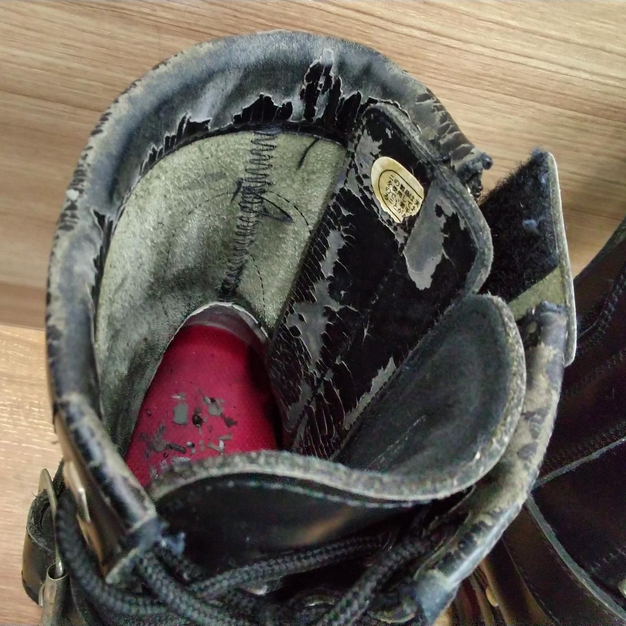 両足劣化の為ポロポロ剥がれます