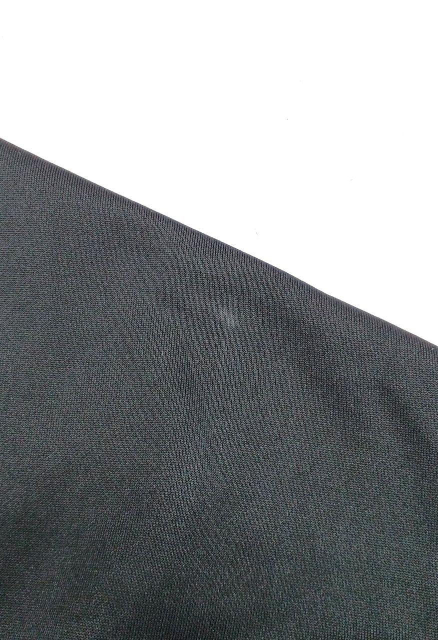 左肩に小さく色褪せあり。