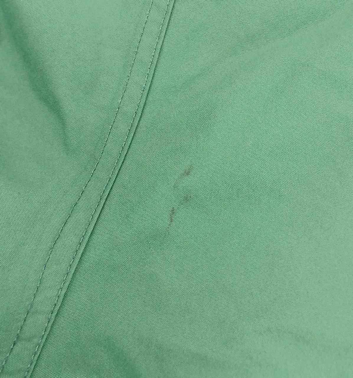 左肩付近に多少の汚れがございます。