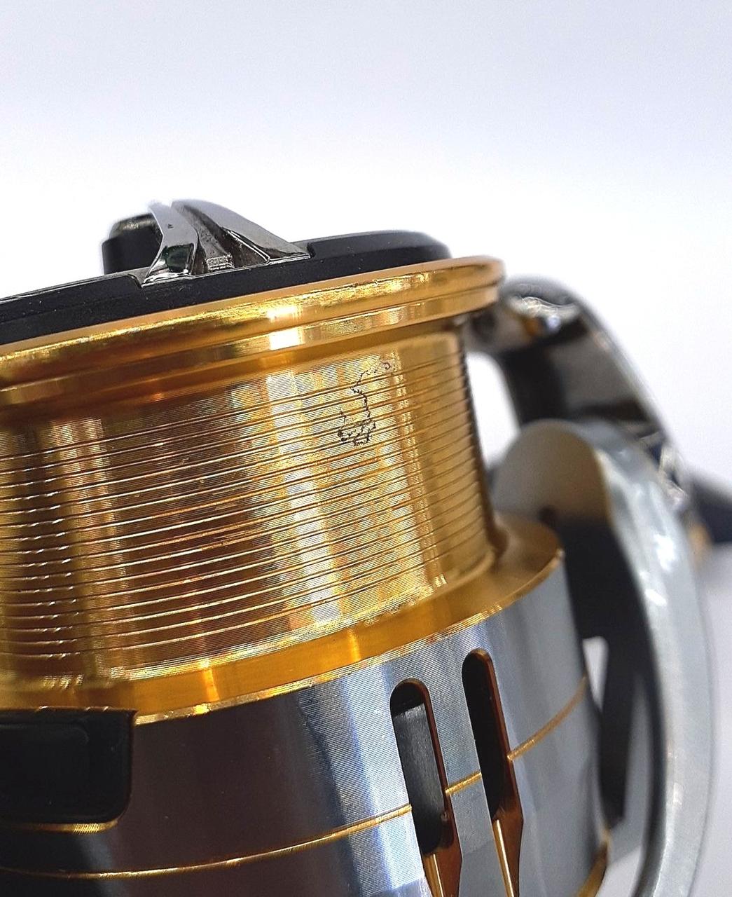 スプールに小キズ?のようなものあり。