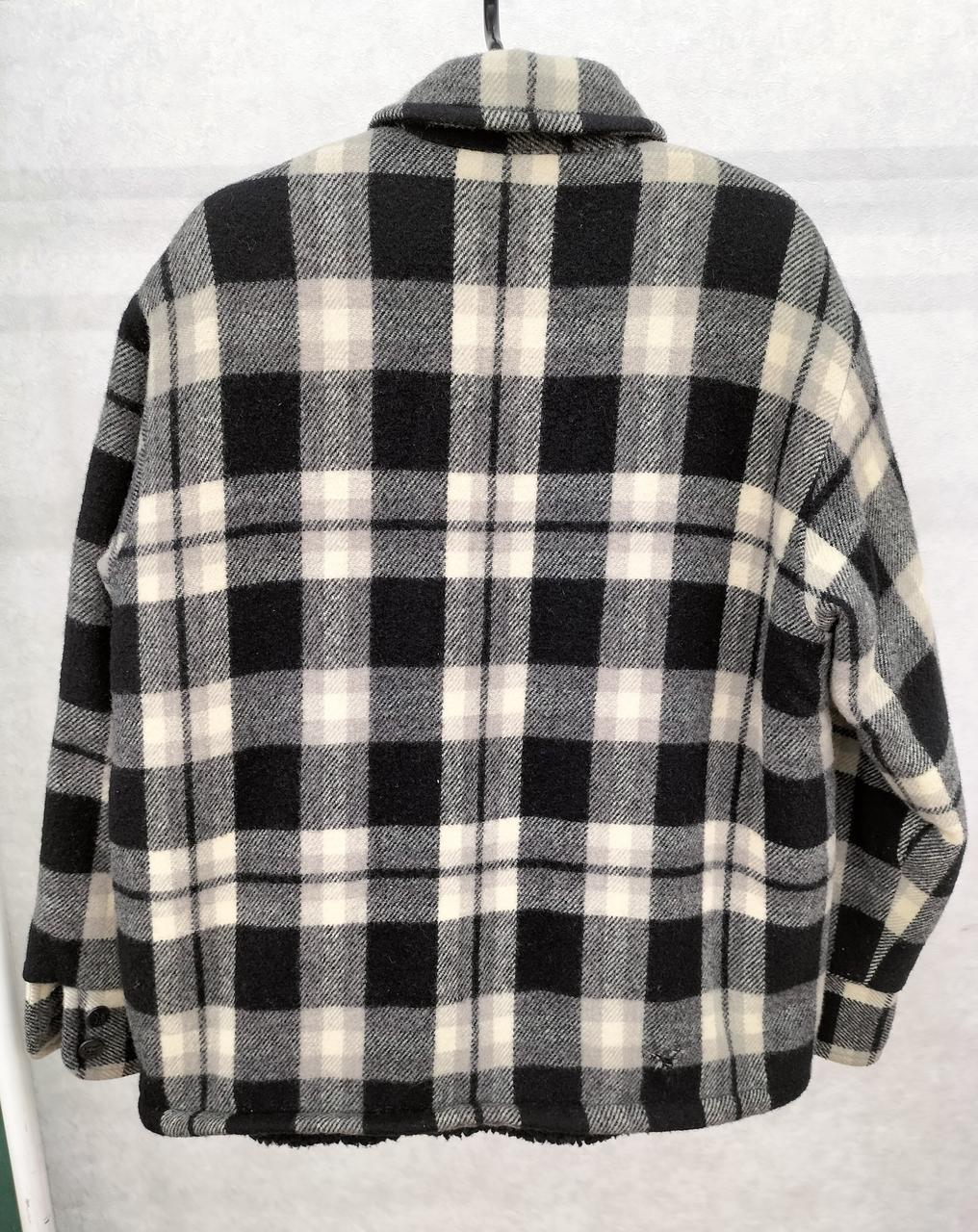 右後ろ下部分、破けホツレあり