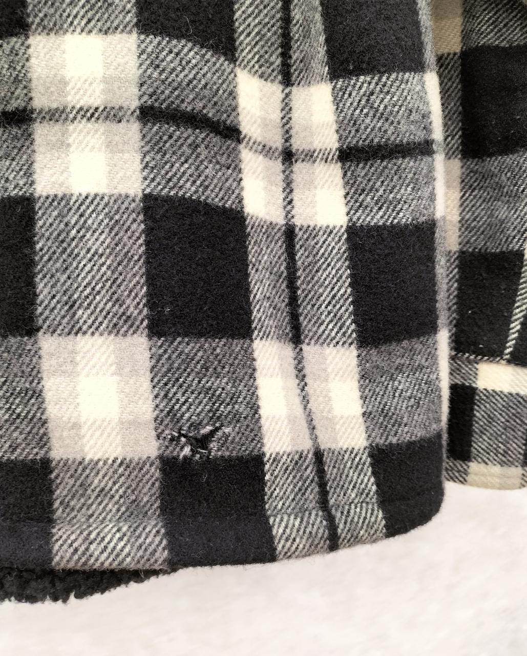 右後ろ下部分、破けホツレあり