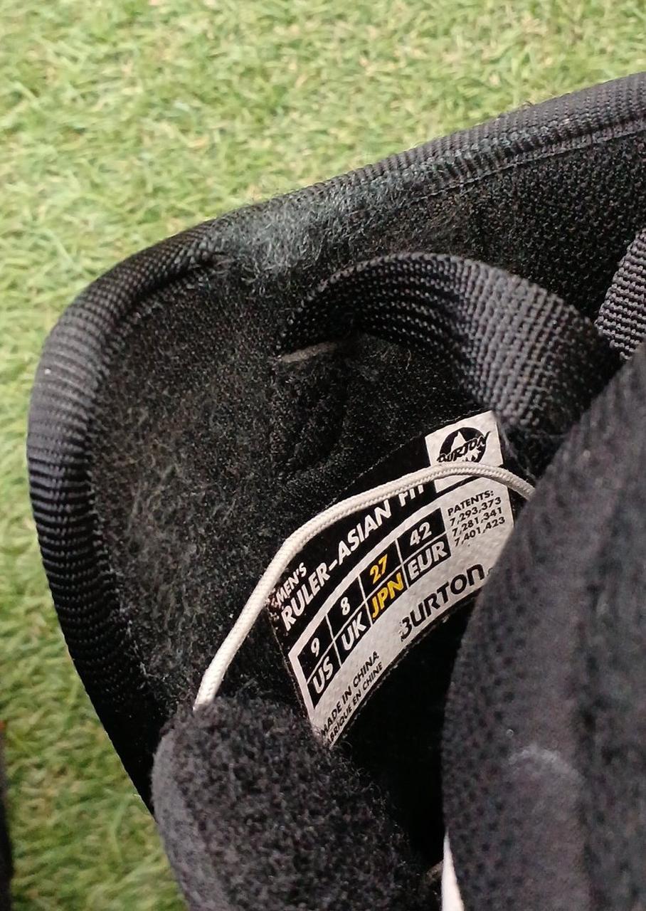 右足シュータン裏にほつれがございます。