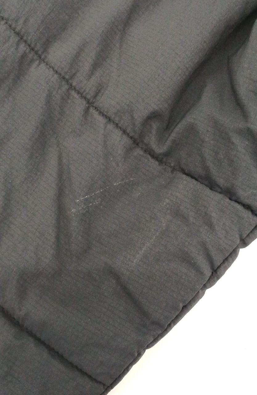 右袖に多少の汚れがございます。