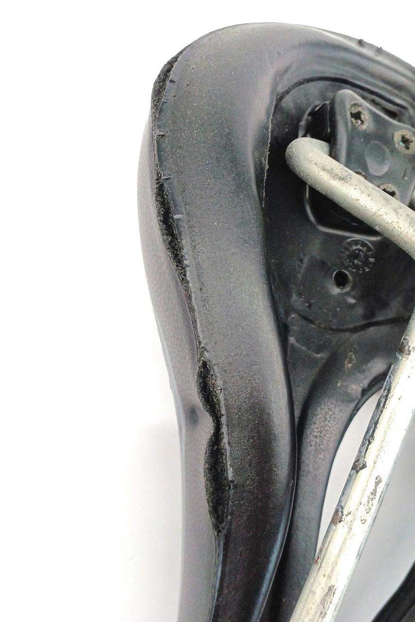 左側のレール付近に生地の浮きあり。