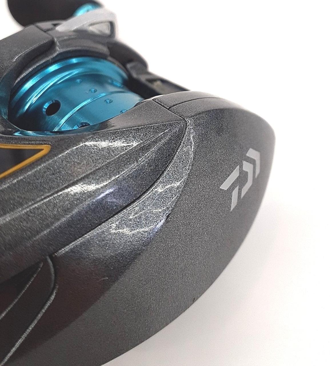 ボディに多少に傷あり。