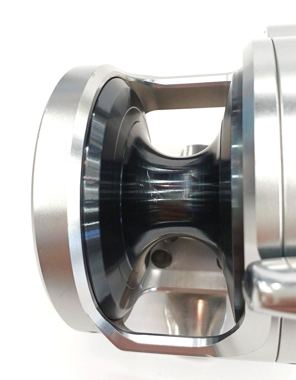 スプールに小キズあり。