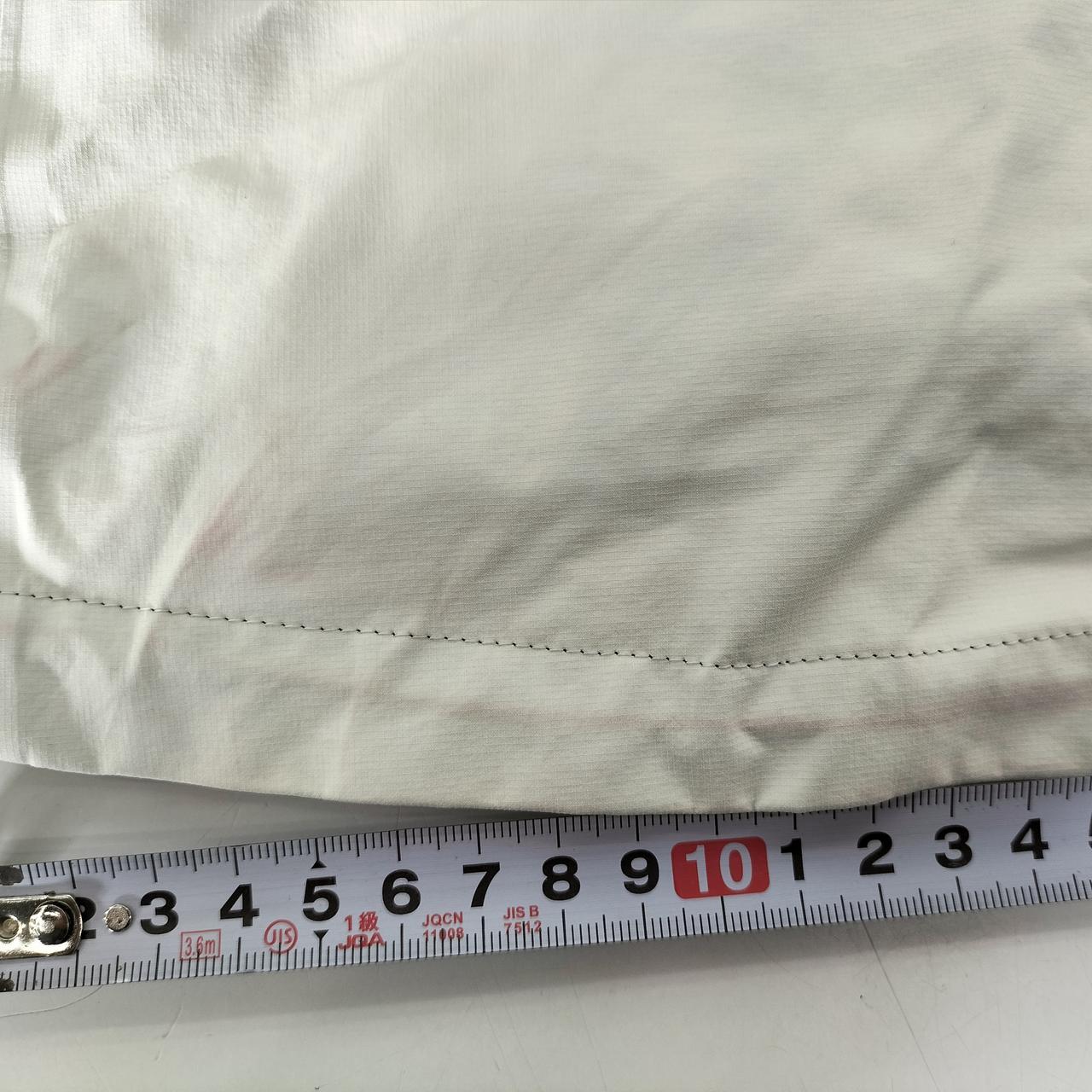 背中下部分 色褪せ 赤色あり