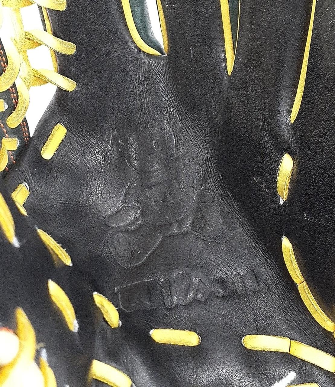 捕球面に多少の汚れあり。