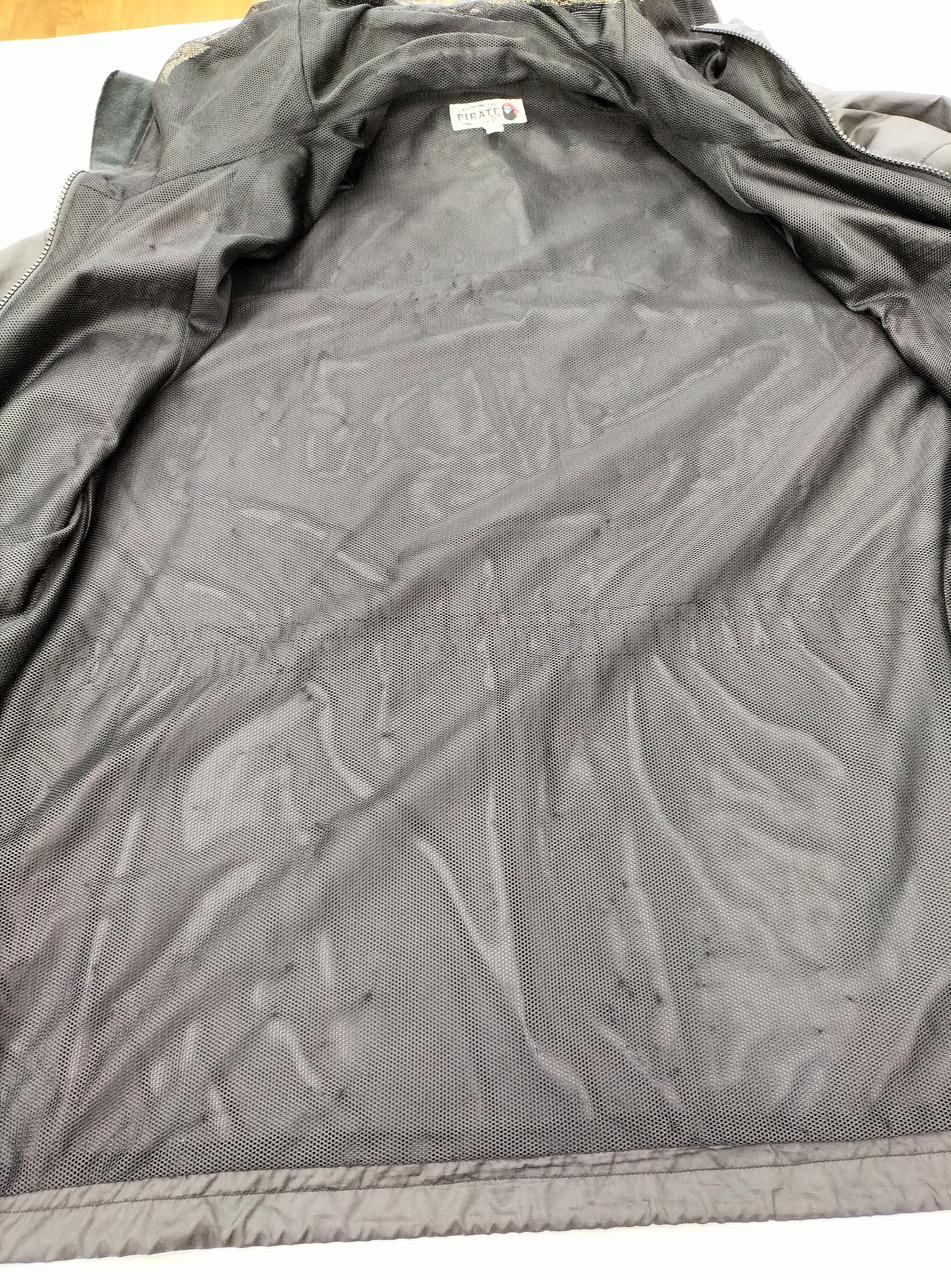 内側メッシュ全体的に引っ掛け突っ張りあり