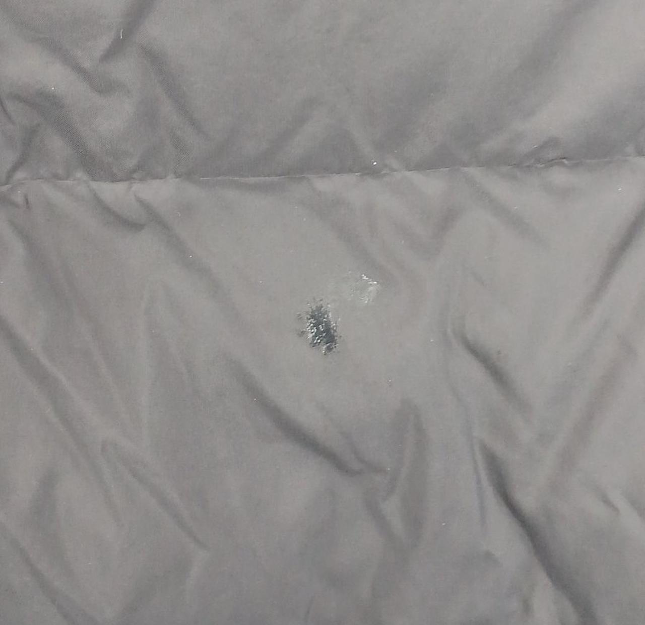 ダウン面右胸に汚れあり。