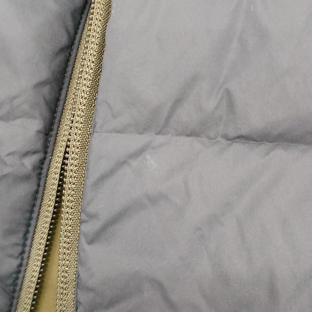 ダウン面に多少の汚れあり。