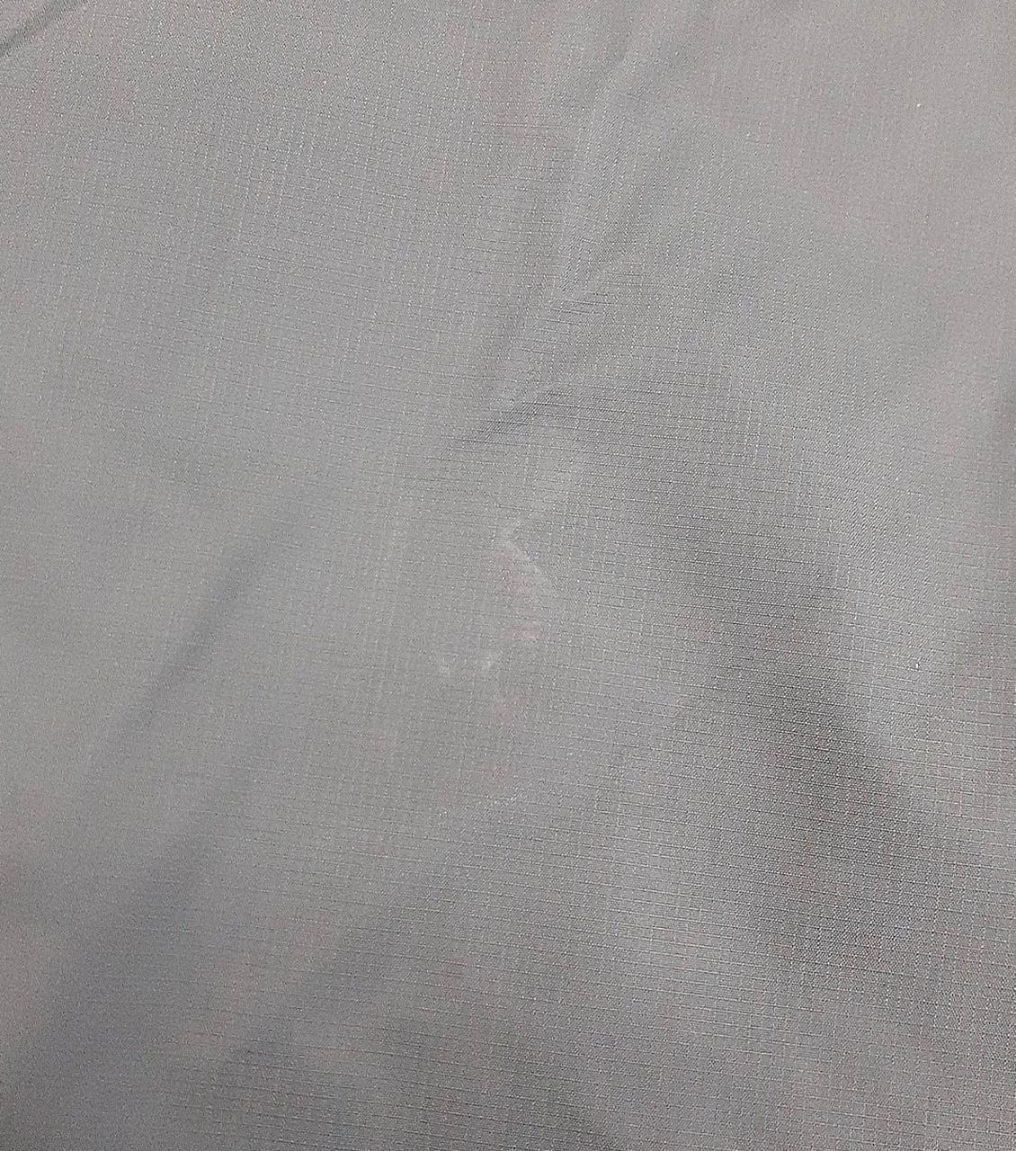 後ろ裾上に多少のスレ汚れあり。