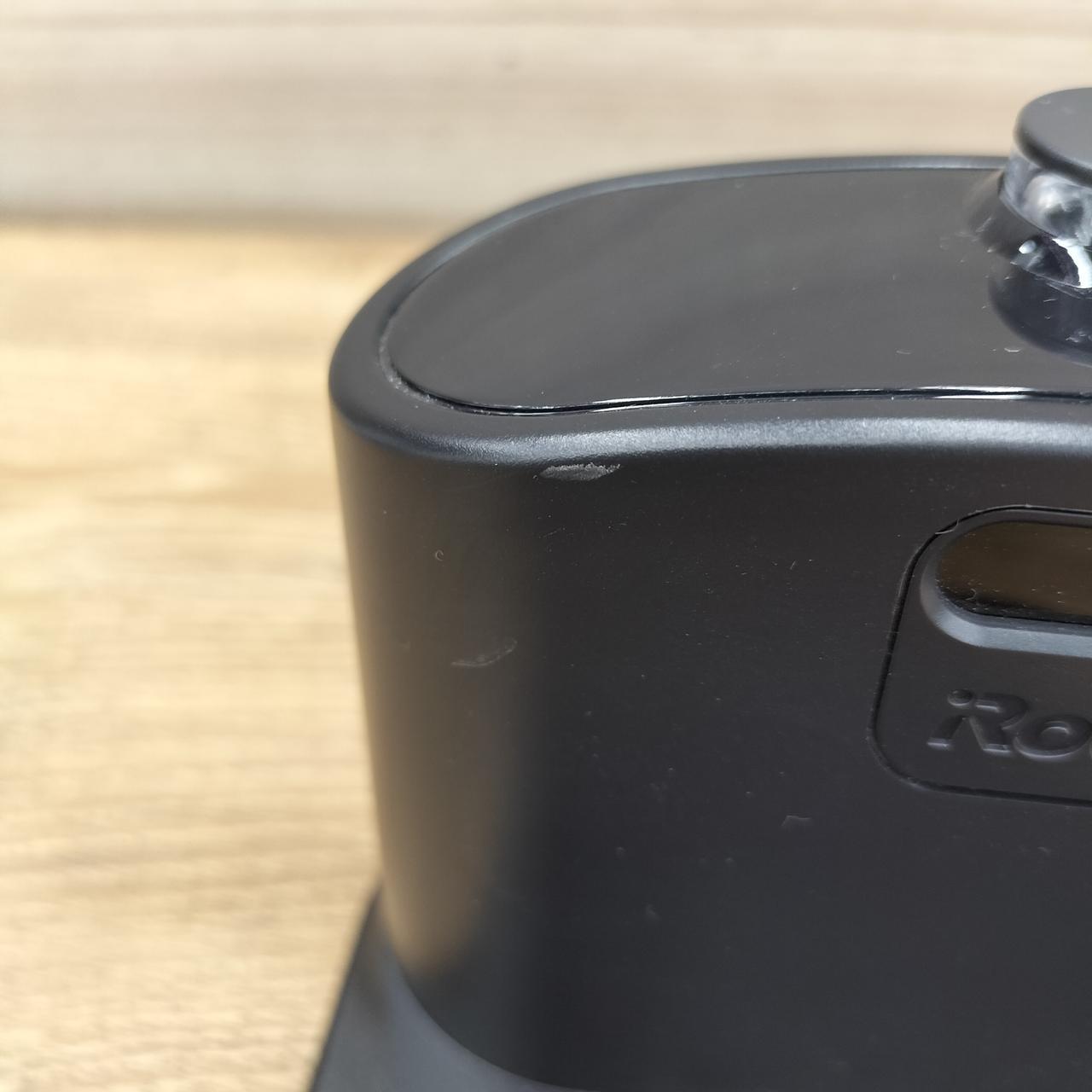 充電器の左上にキズあり