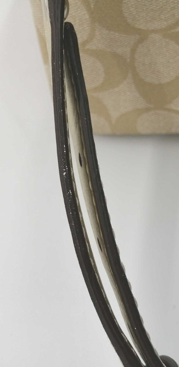 ショルダー紐剥がれが少々あります。