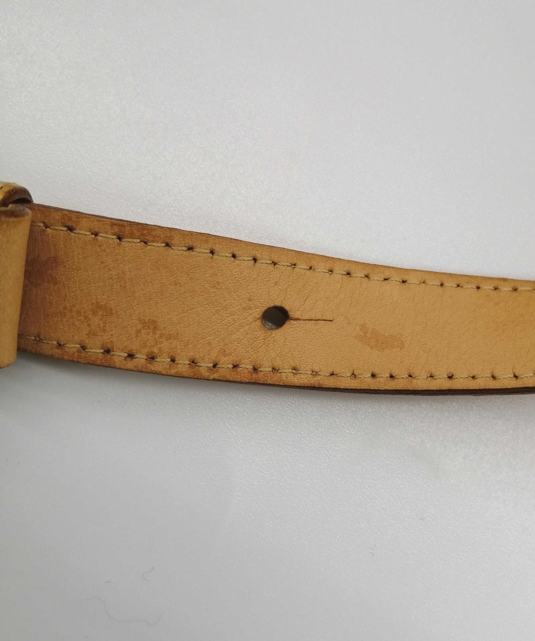 ショルダー紐に染み少々あります。