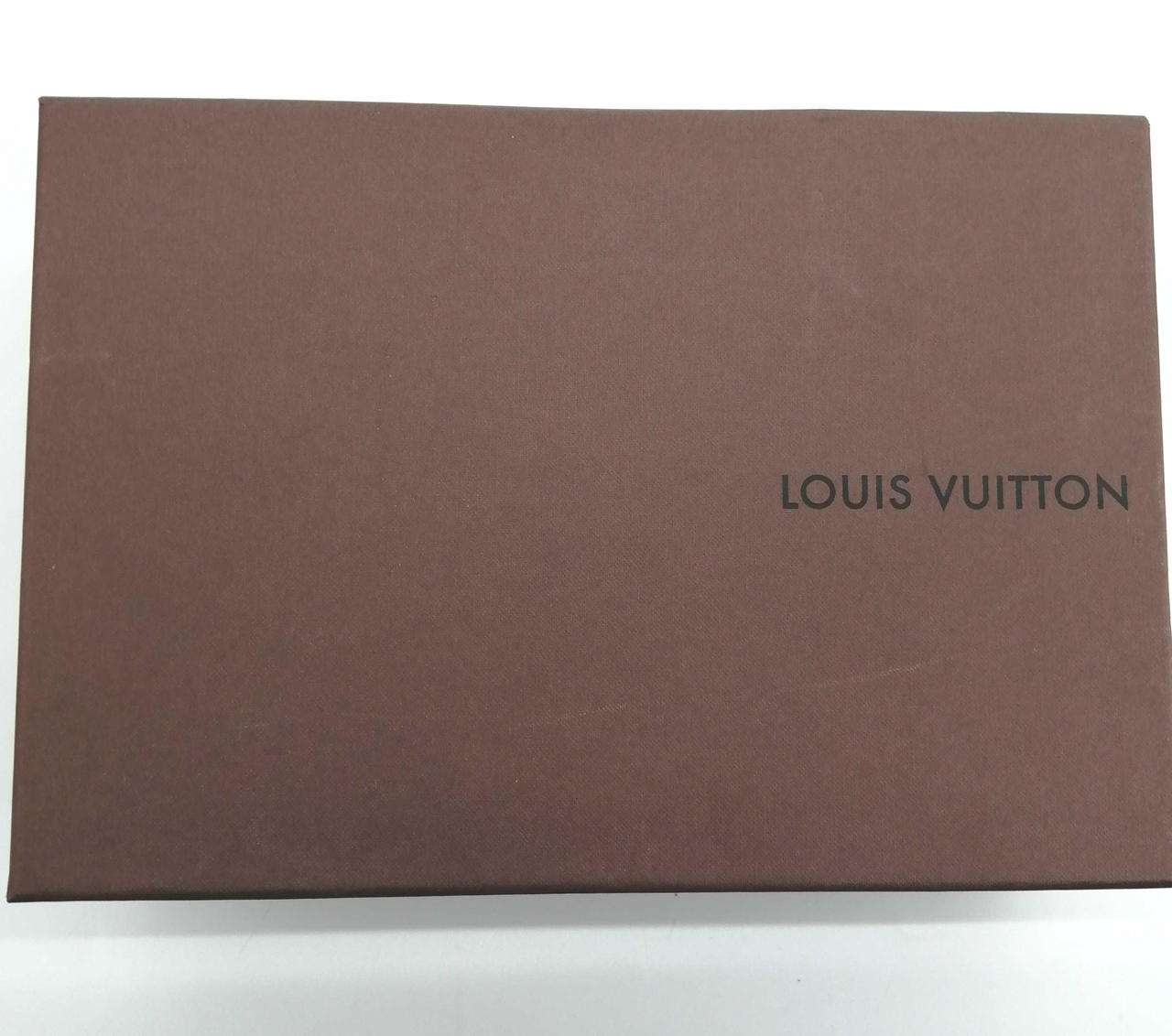 箱に汚れや傷みがあります。