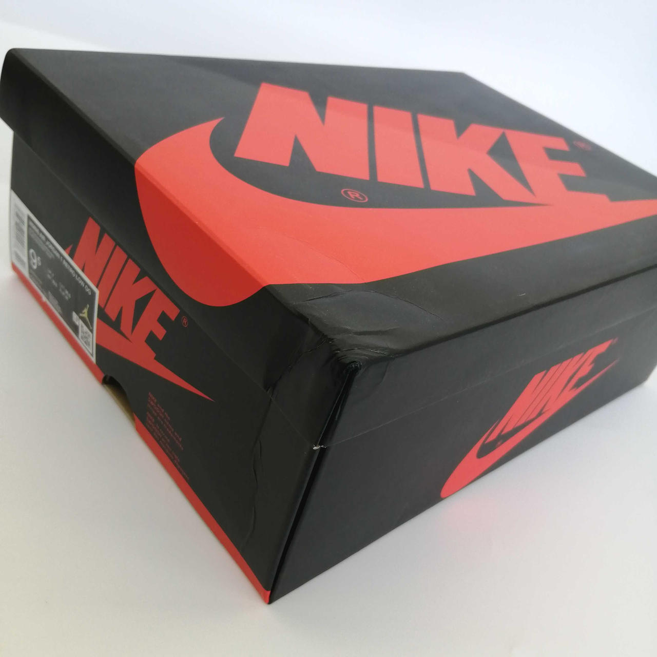 箱に傷みがあります。