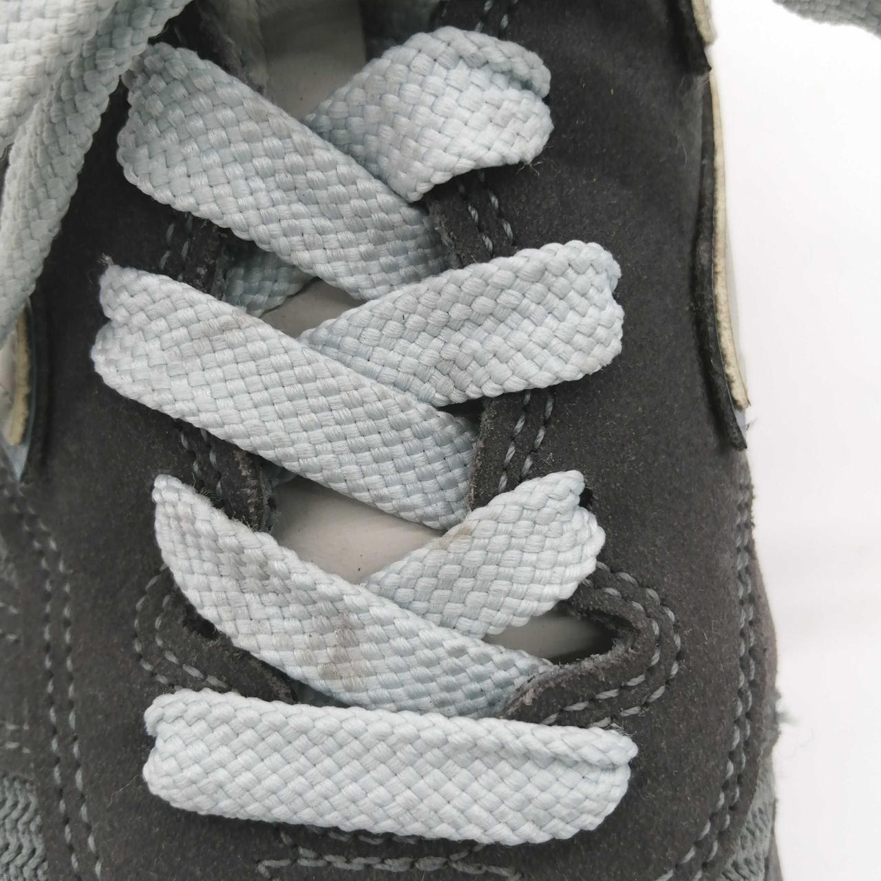 靴紐に汚れが少々あります。