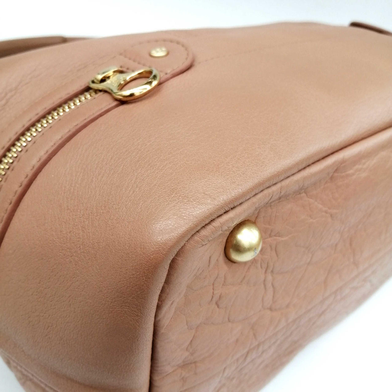 底の金具部分に擦れがあります。