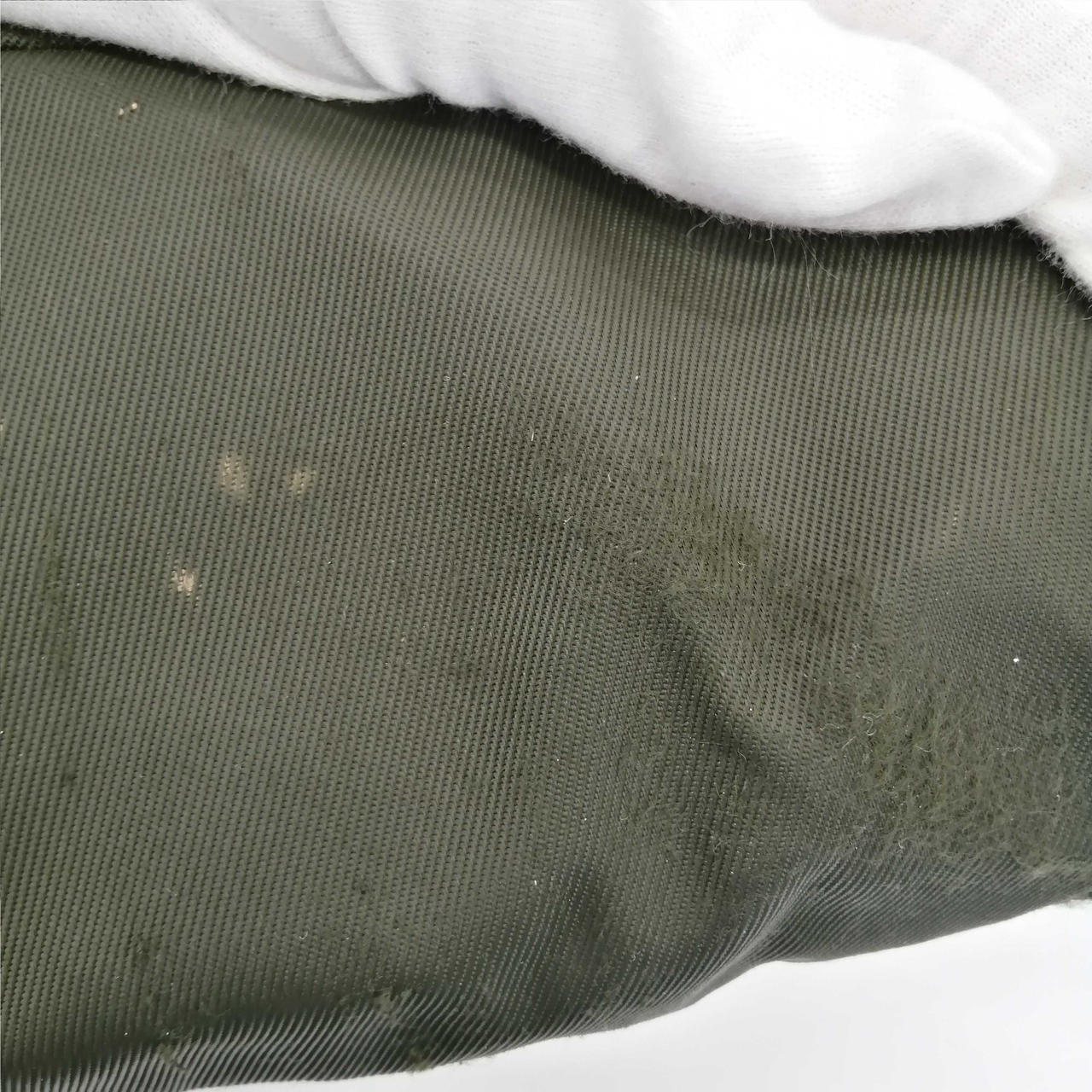 毛羽立ちや汚れがあります。