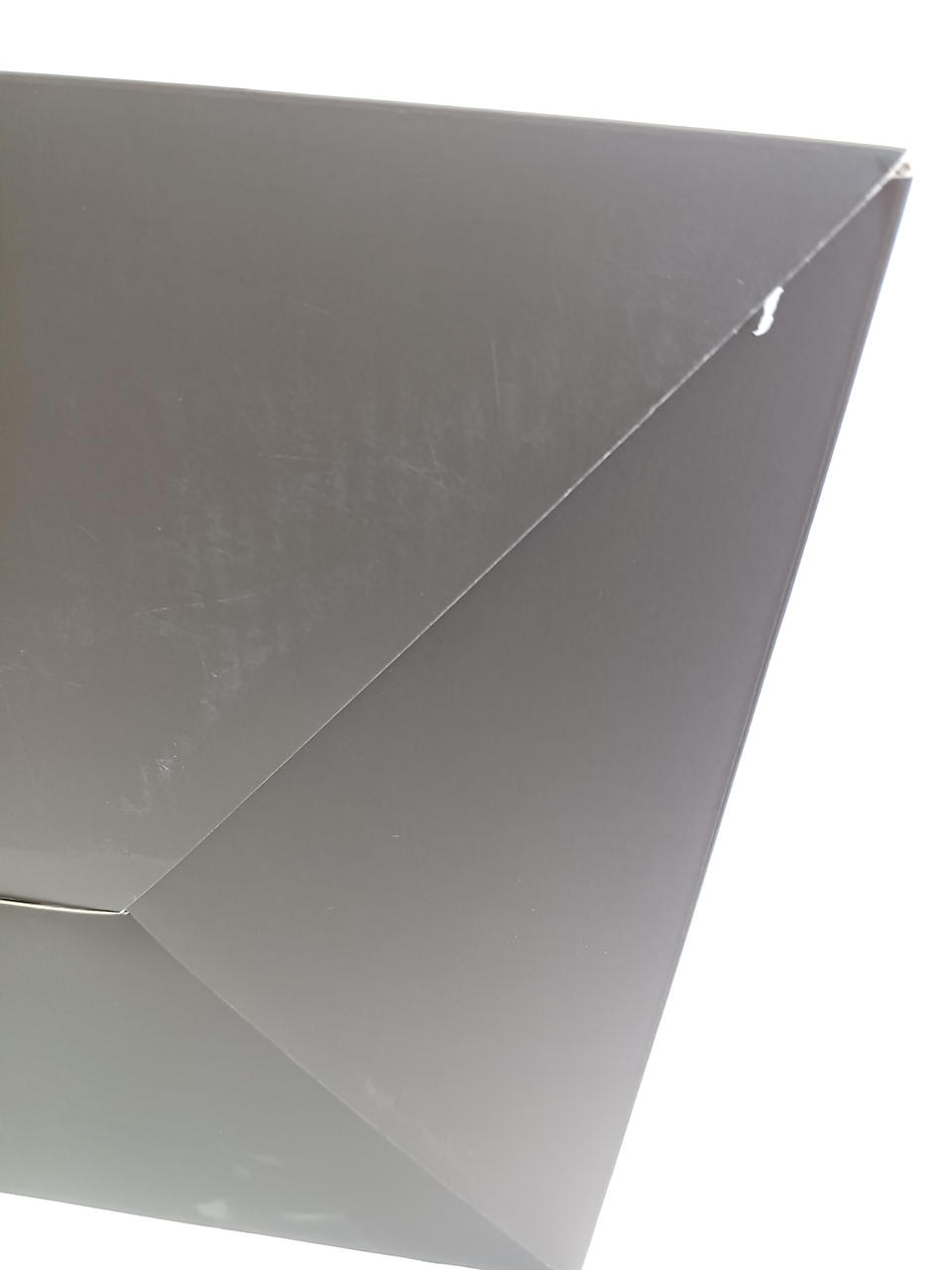 箱の下部分に少々傷があります。