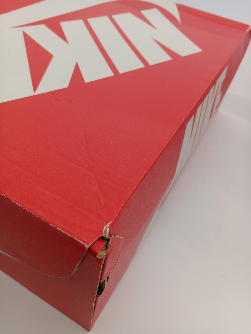 箱に破れがあります。