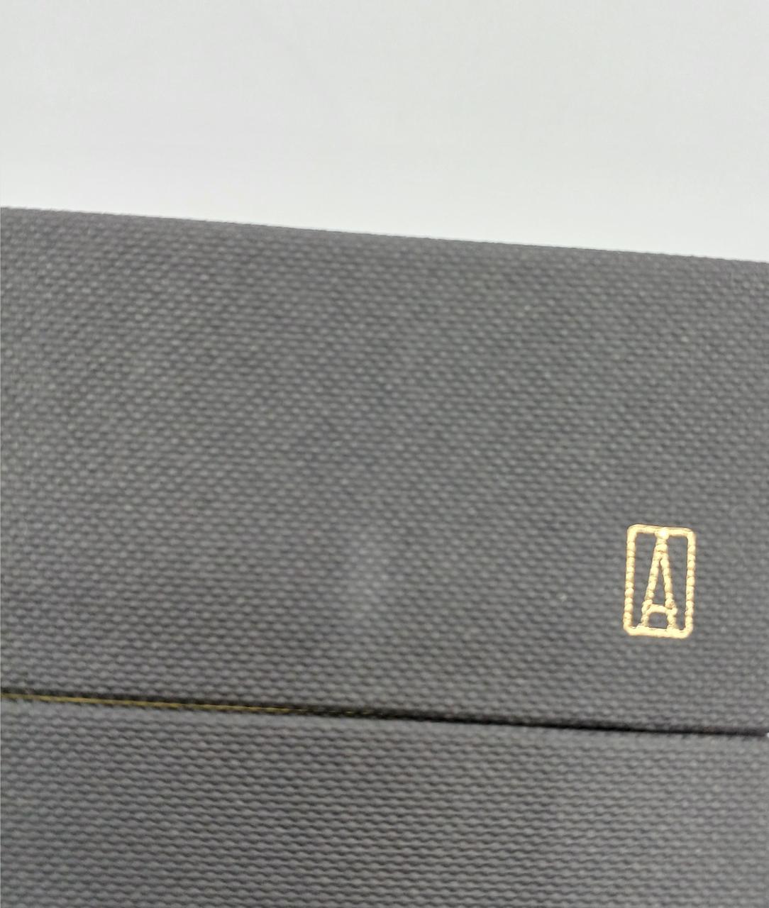 キズが少々あります。