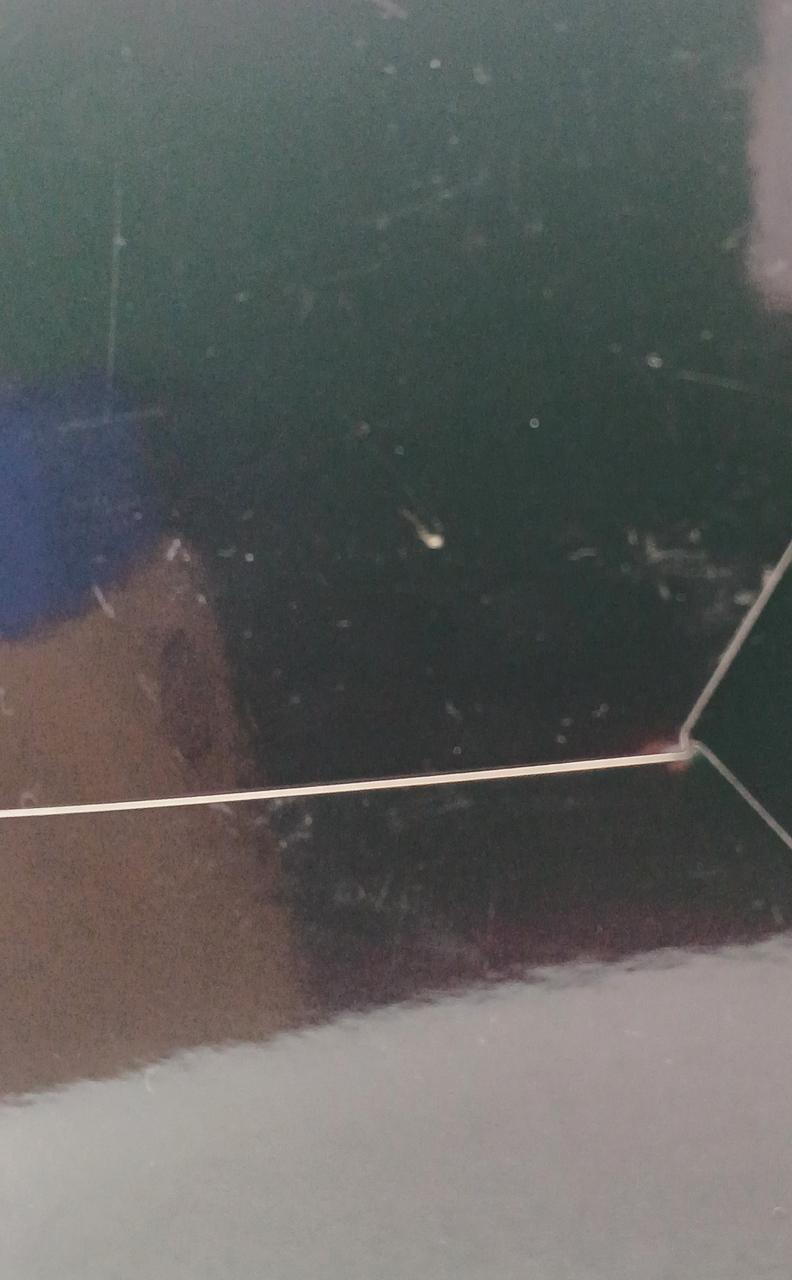 箱の下部分に少々キズがあります。