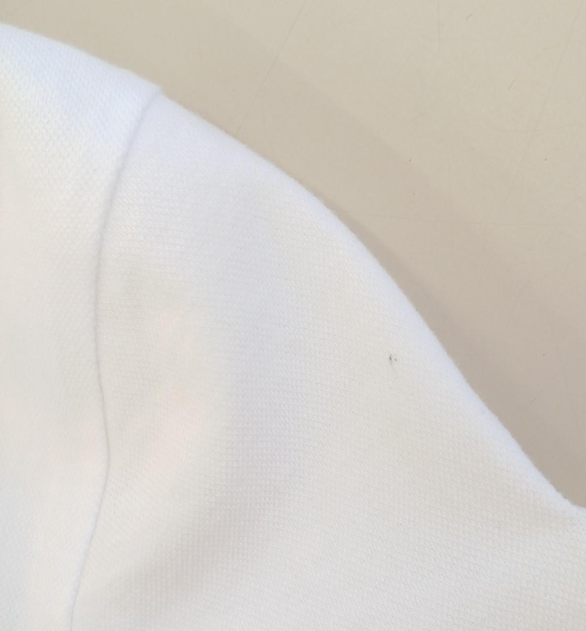 左袖にシミがございます