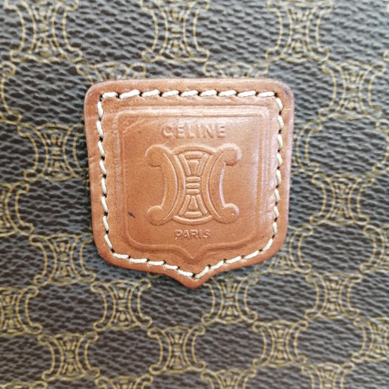 ロゴに汚れがあります。