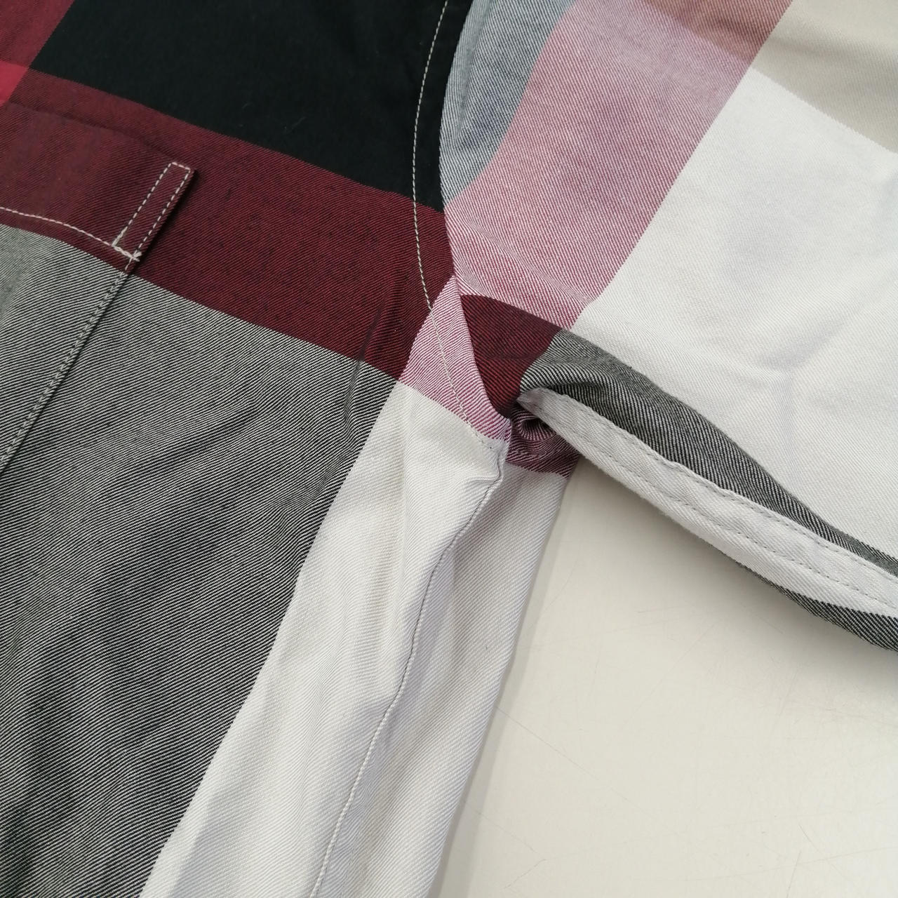 右脇に毛玉が少々あります