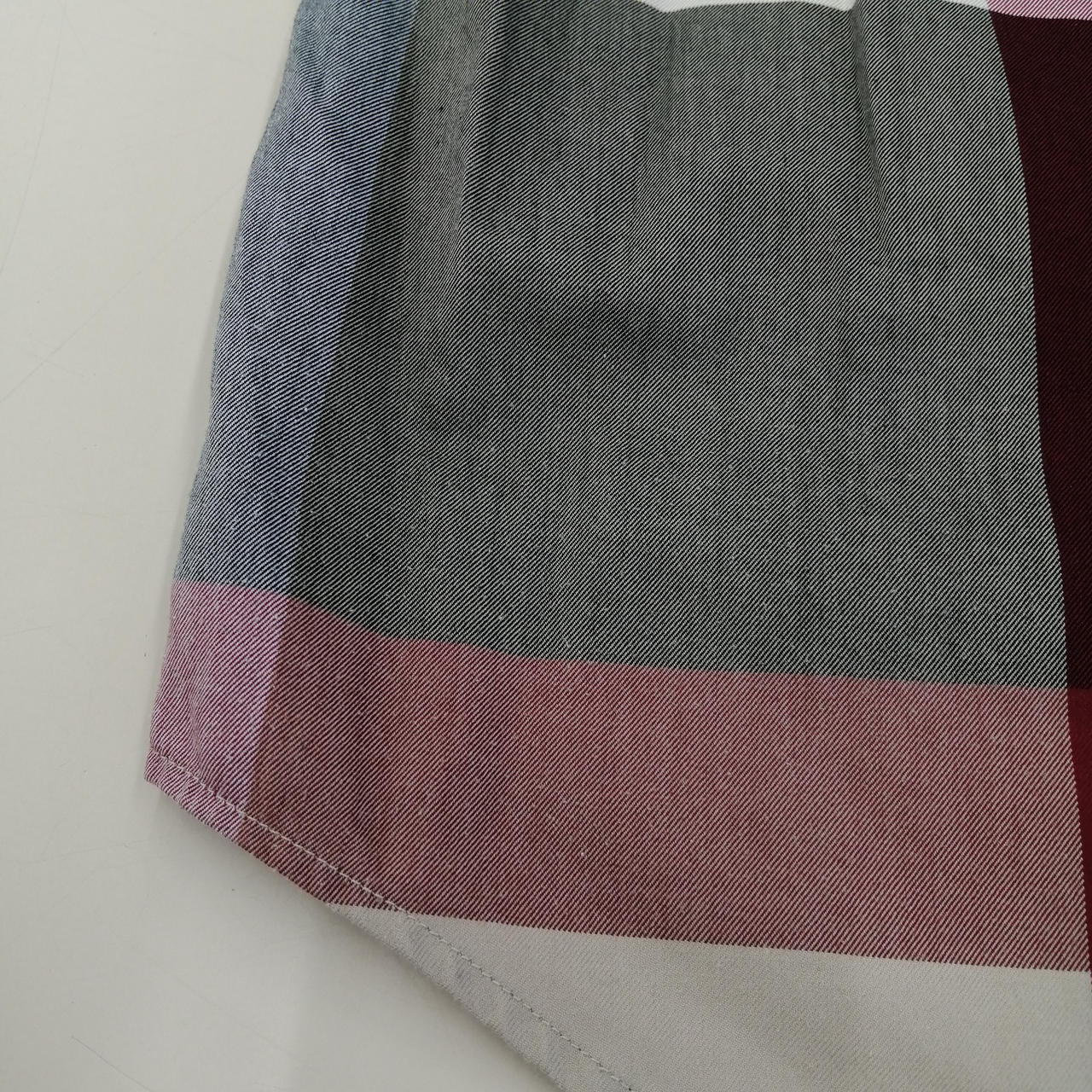 左後ろの裾の辺りに毛玉が少々あります