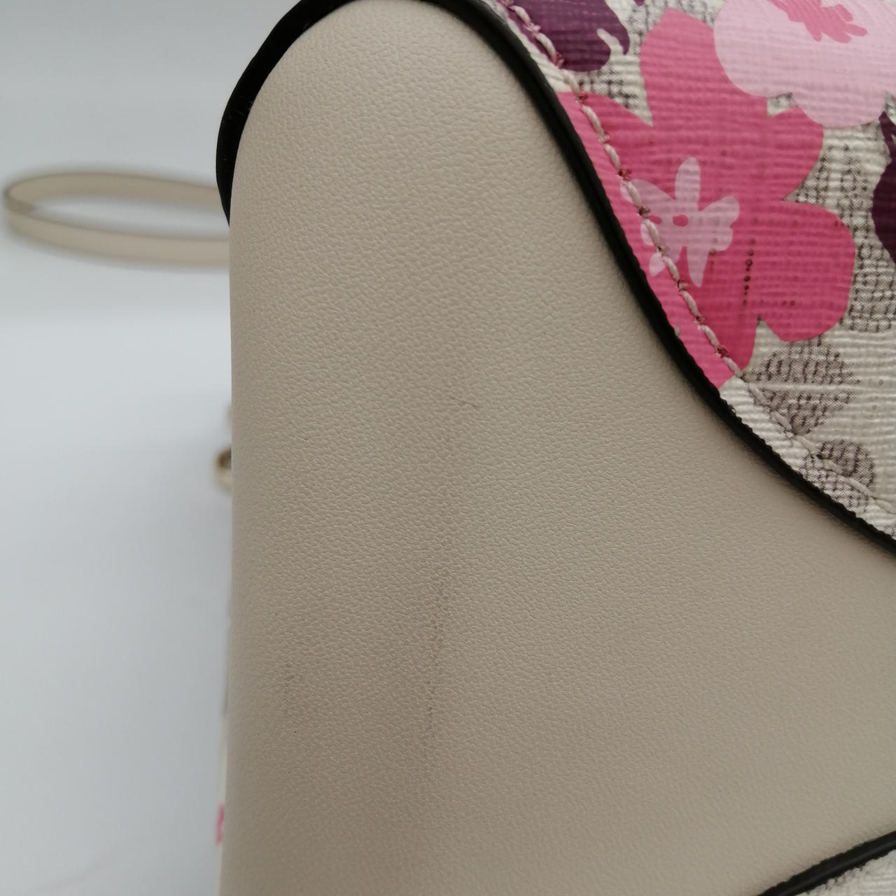 底部分に汚れが少々あります。