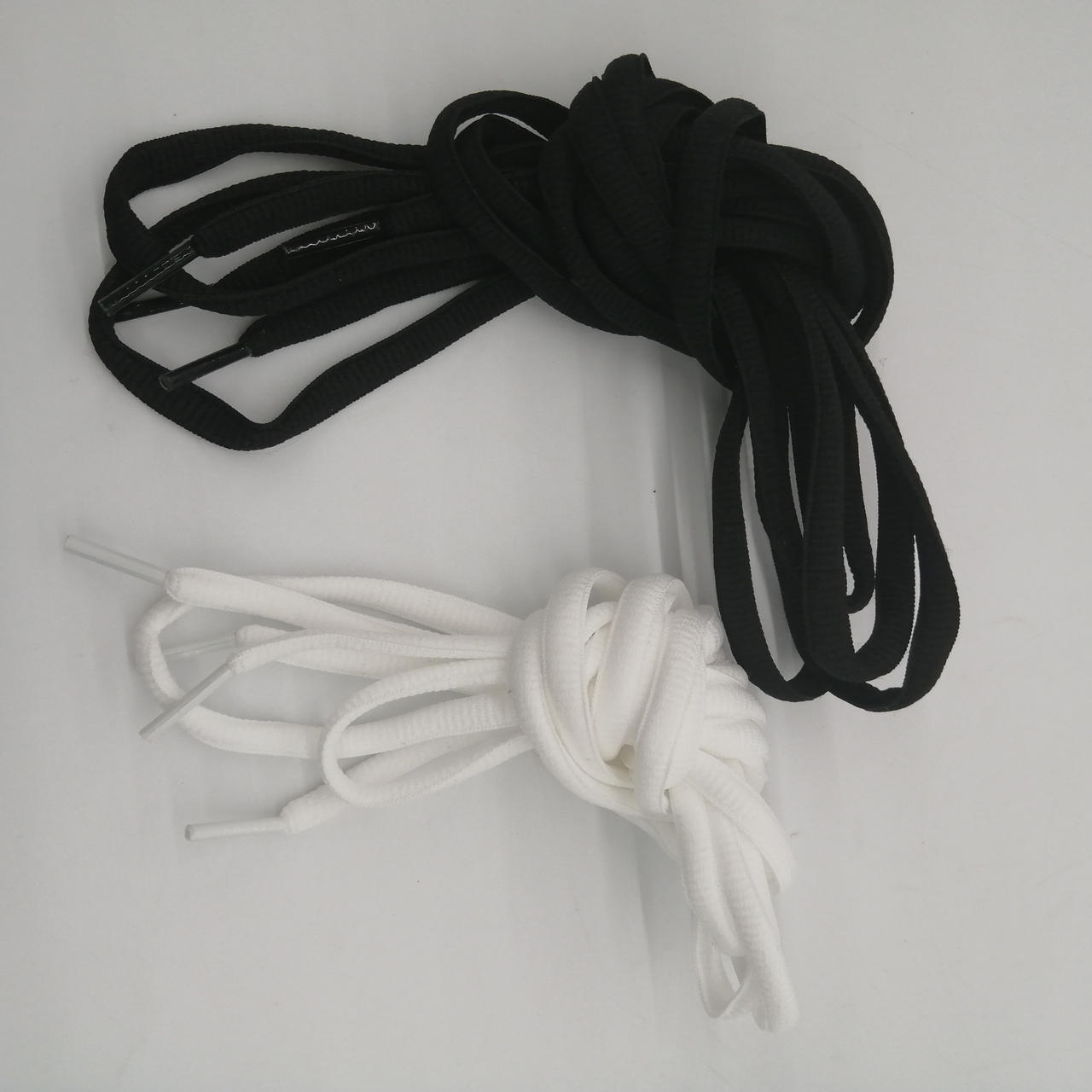 シェーレース白・黒付属してます。