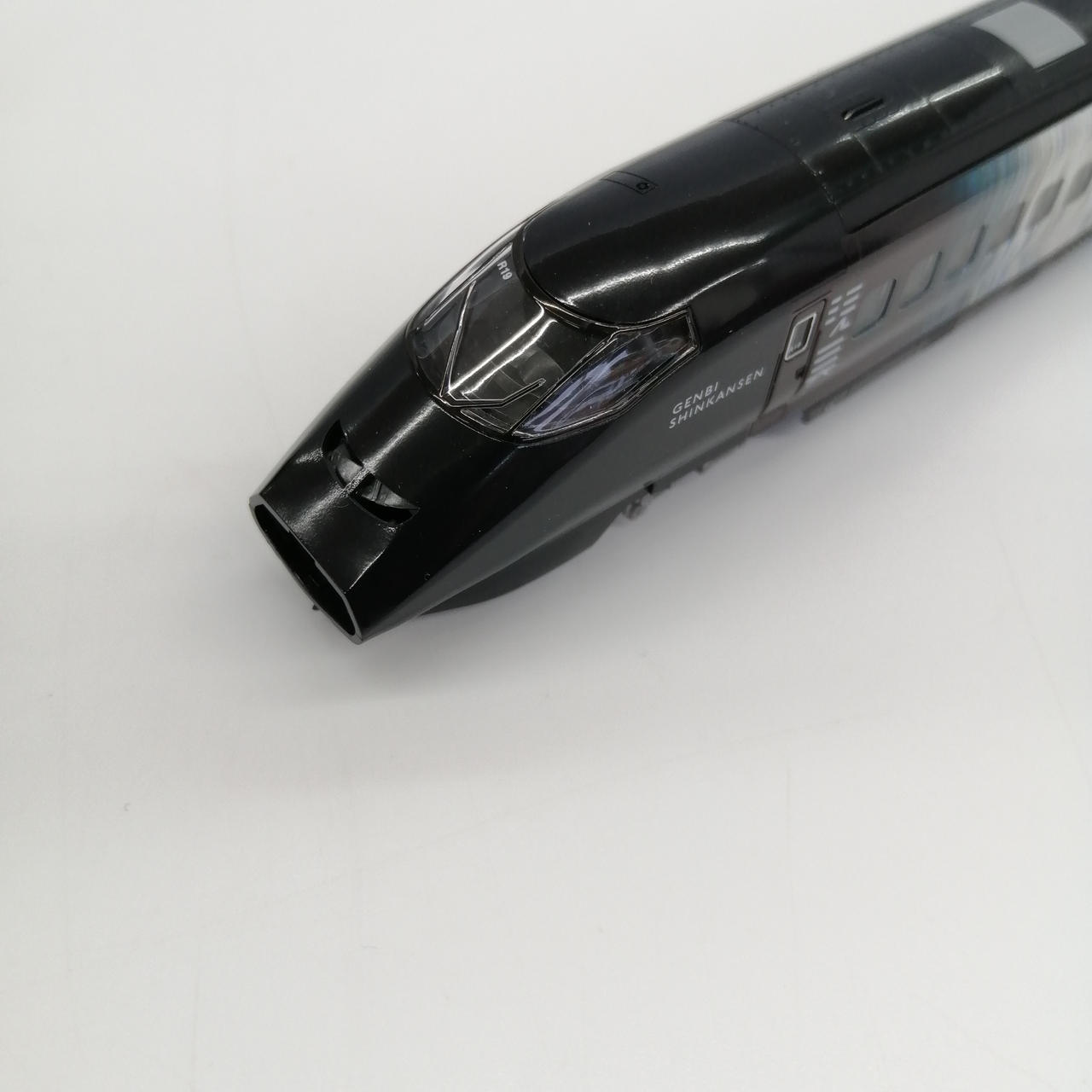 先頭車両の鼻が一部欠品しております