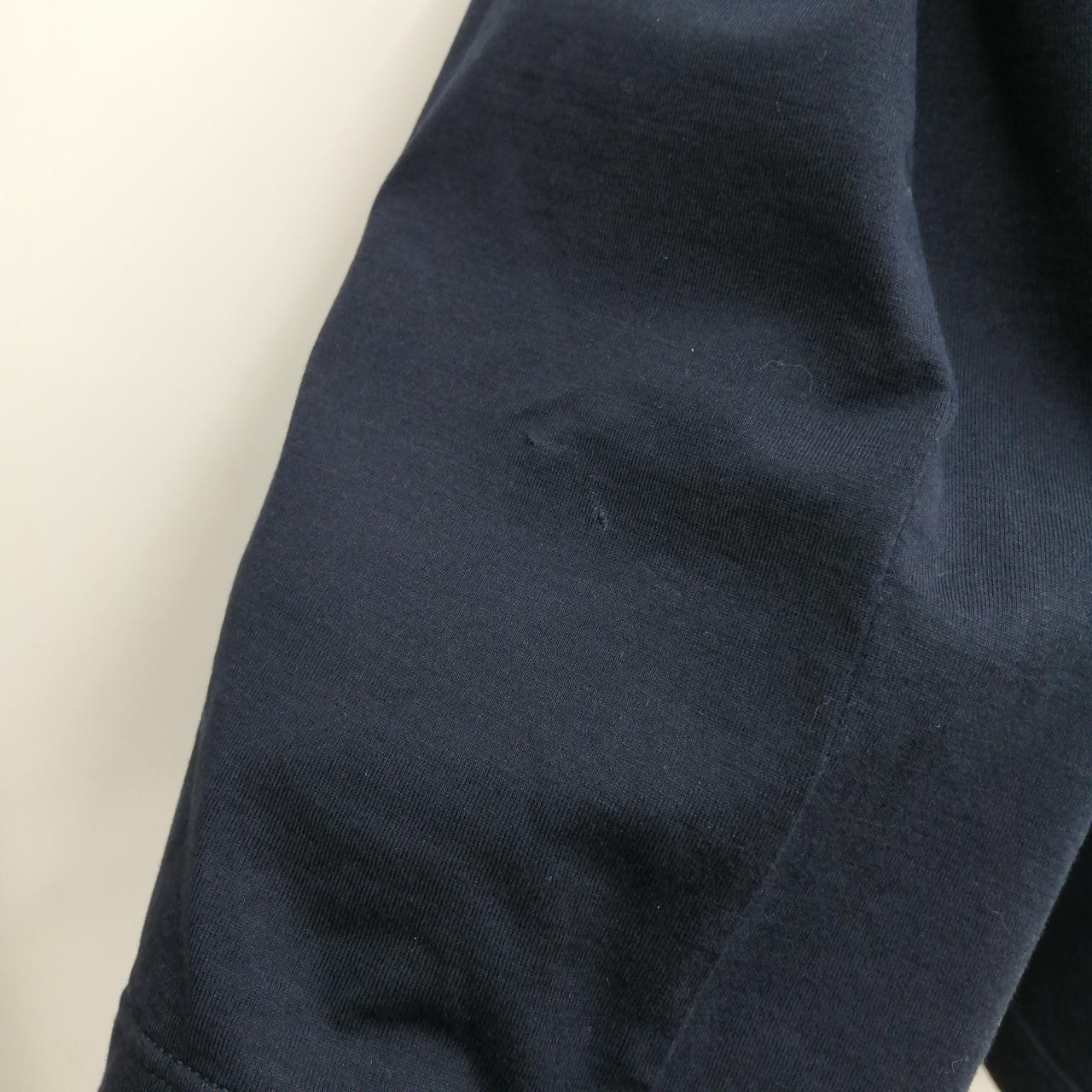 右下部分に汚れと小さい穴が2ヶ所あります