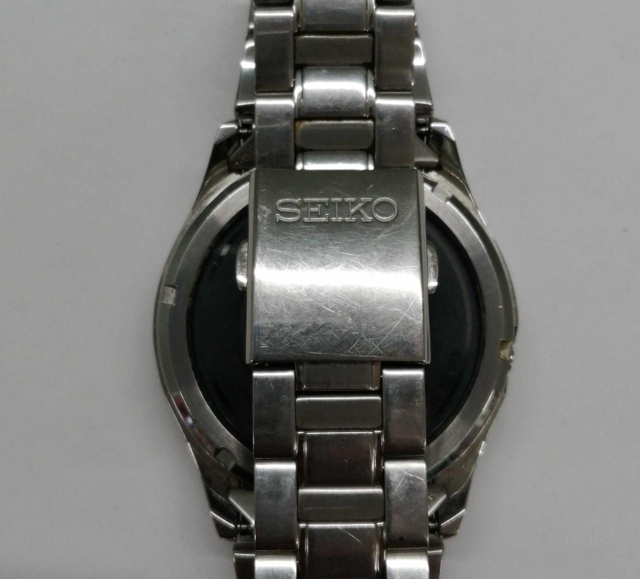 ベルト、バックルにキズがあります。