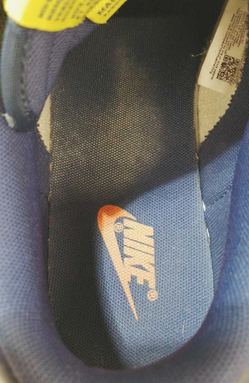 左足内側のインソールに汚れあります