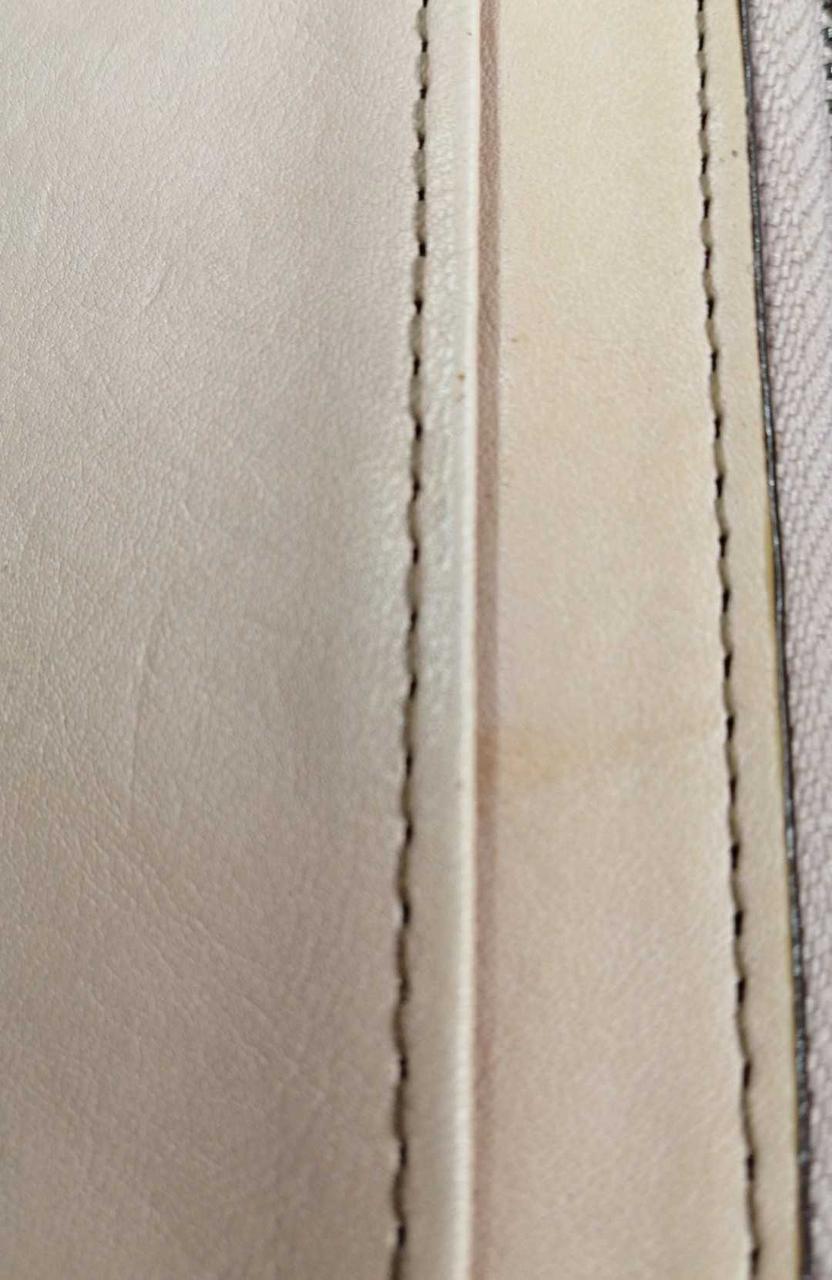 背面ポケット入り口付近に汚れあり