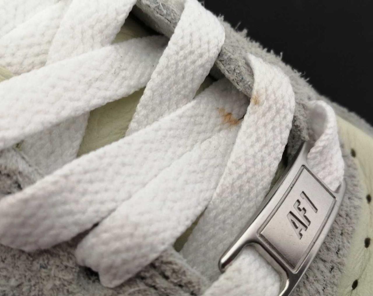 シューレースにシミあり