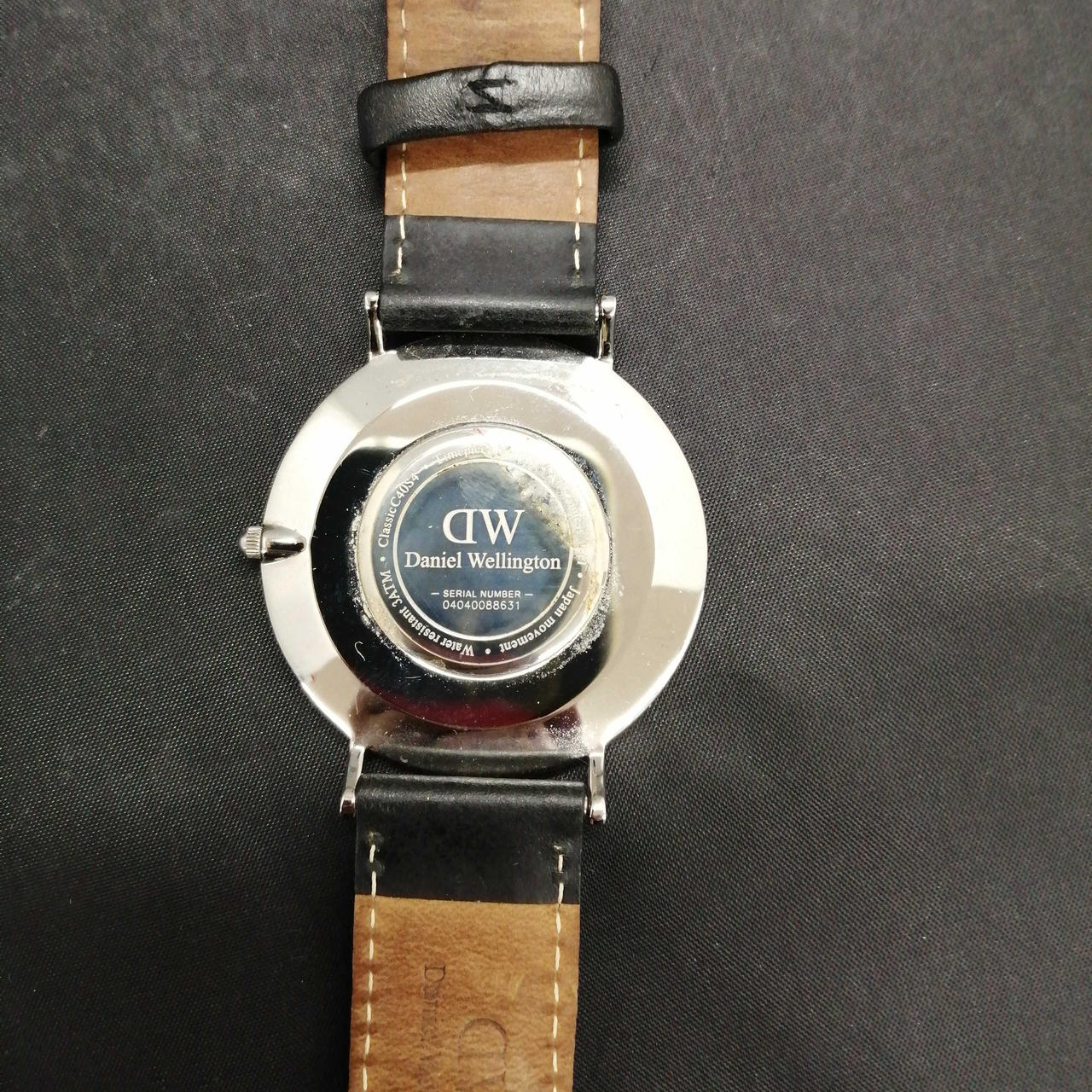 裏蓋にシートが貼ってあります